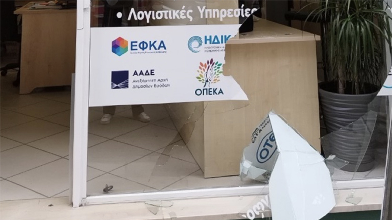 Διάρρηξη σε ΚΕΠ της Λάρισας: Έσπασαν την πρόσοψη του καταστήματος και έκλεψαν χρήματα